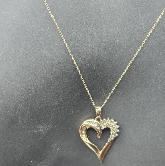 Vintage 10K Yellow Gold and Diamonds Heart Pendant. 10K CLASSIC piece - Picture 3 of 4